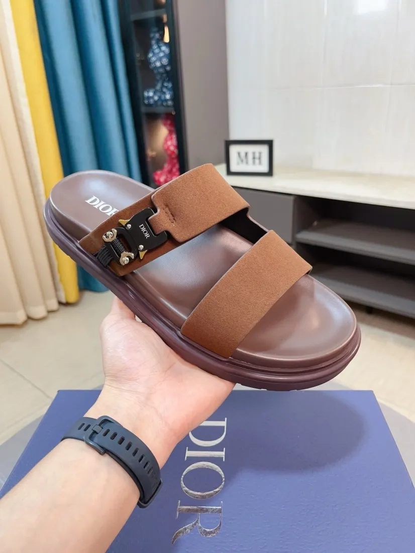 Men's Men's Shoes 💰320🌸🌸Dior Aqua Men's Sandals Slippers. Showcasing Dior haute couture design. The Dior gray suede strap is accented with an aluminum Dior buckle for added style. Paired with a comfortable tonal notch sole, they pair easily with shorts or jeans for a sophisticated look. Main body: suede cow leather, technical fabric lining: cow leather, with adjustable straps, aluminum Dior buckle, Dior gray EVA insole, tonal notch rubber outsole splicing structure👌👌size: 38-44 (45.46 customized)